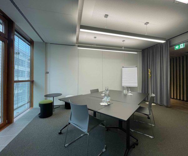 Plaza-Cubes-DE-Meeting-Room-Andy-Warhol-scaled